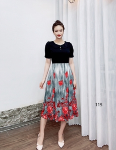 Đầm xòe áo đen cổ sen phối chân váy hoa - D115