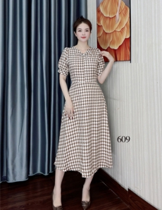 Đầm xòe caro nâu cổ khoét V - D609