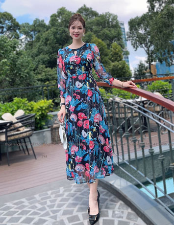 Đầm maxi tay dài tơ màu đen hoa 3D - D744