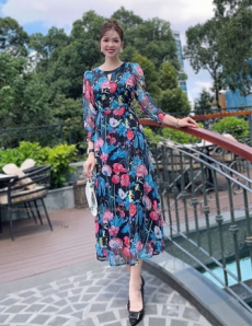 Đầm maxi tay dài tơ màu đen hoa 3D - D744