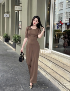 Jumpsuit đính hoa thủ công cổ tròn màu nâu - D965