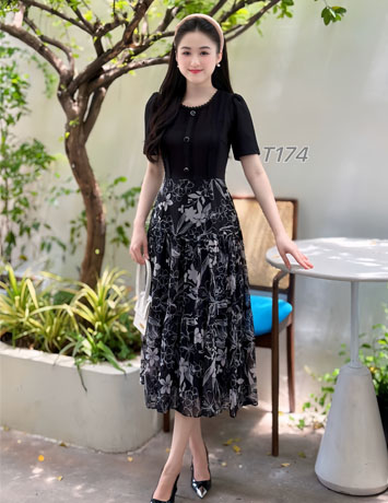 Đầm xòe nhẹ chân bèo tầng áo viền ren màu đen - E174