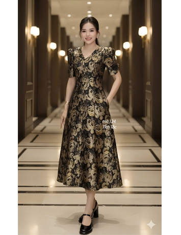  Đầm body suông gấm cổ tim màu đen hoa vàng- F124