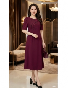 Đầm suông thêu viền hoa màu đỏ mận - F271