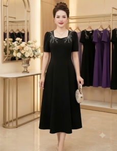 Đầm cổ vuông kết cườm màu đen  - F370
